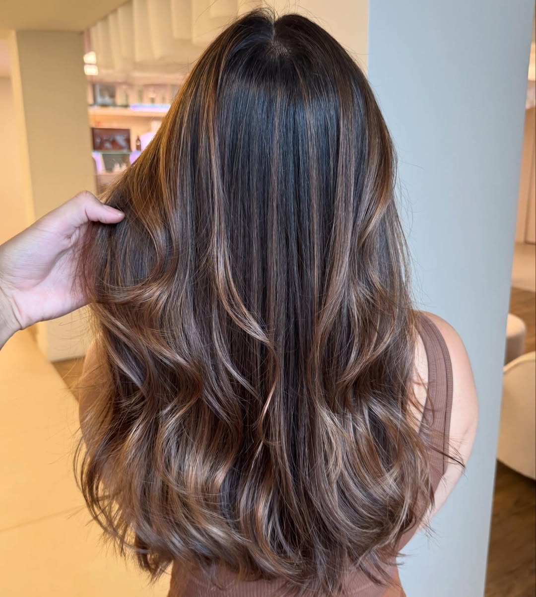 Mulher com Mega Hair premium no Cioffi Experience